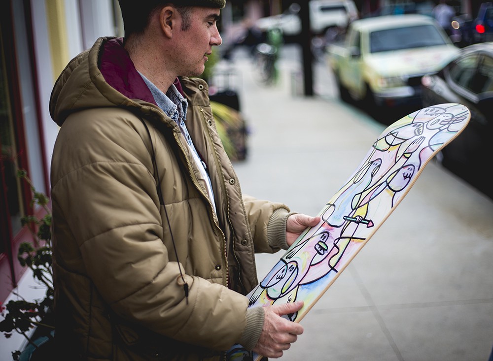 L'artiste Lucas Beaufort et un skateboard qu'il a réalisé