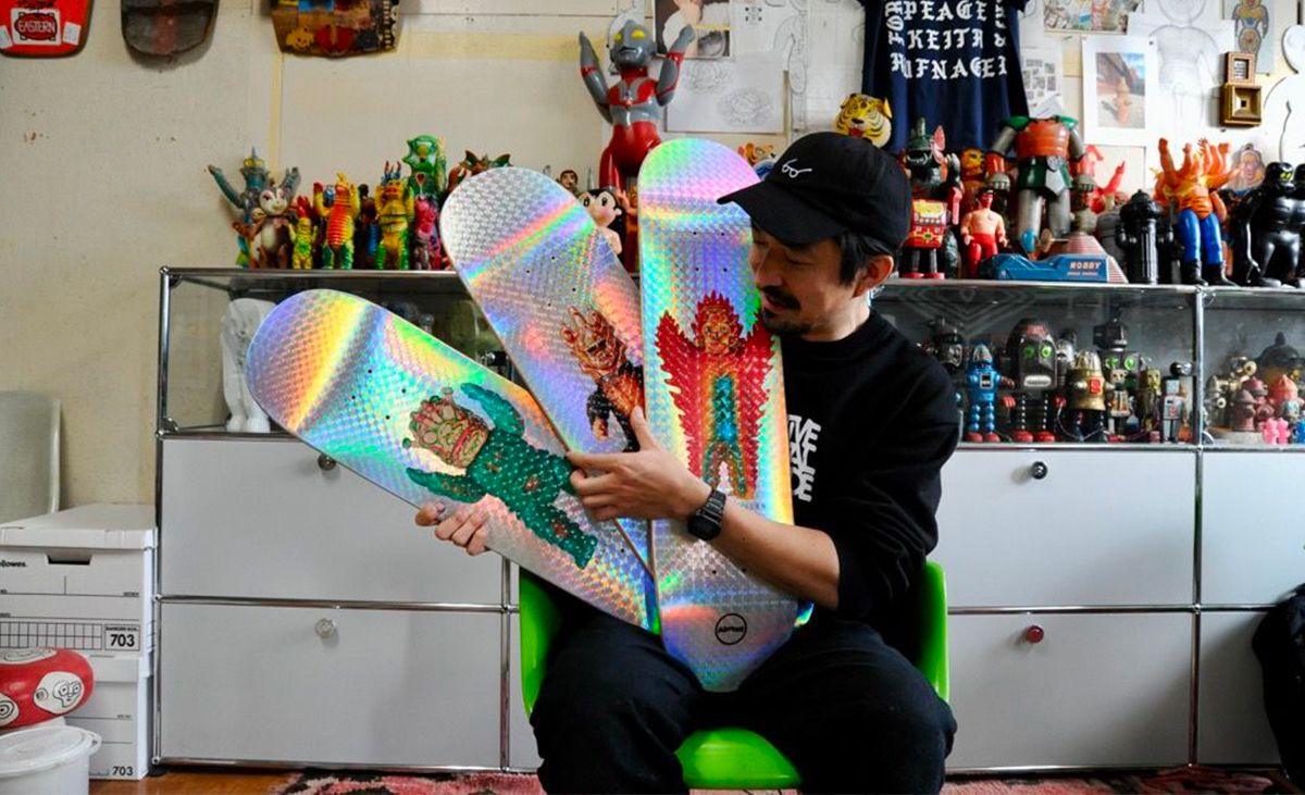 L'artiste avec sa série de skateboards