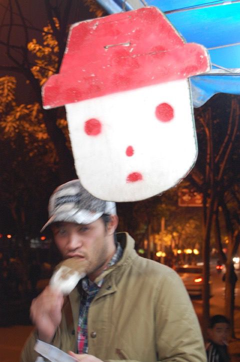 Portrait de l'artiste en train de manger la glace