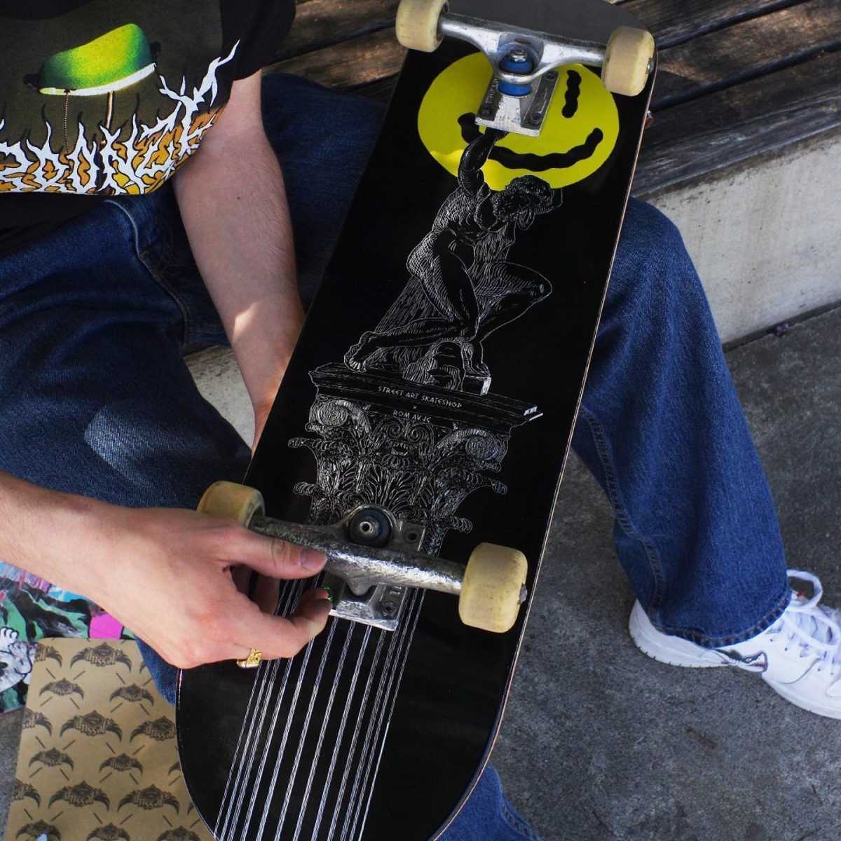 Un skateur tient la planche Atlas