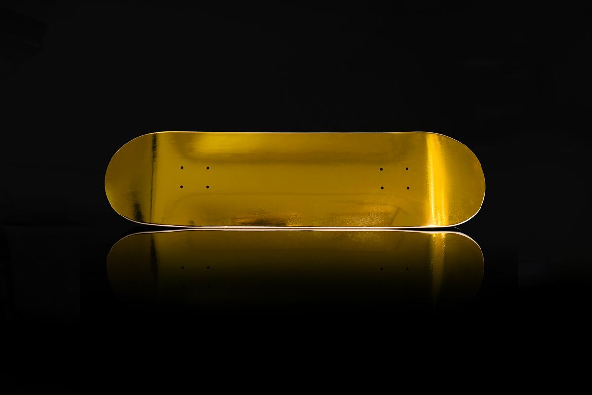 Gold skateboard par Tigerclaw Supplies