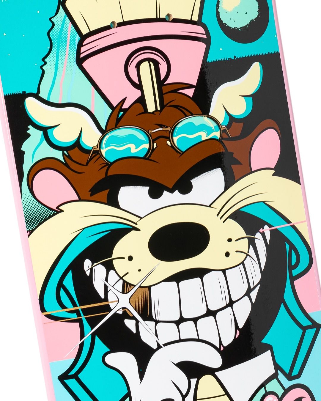 Zoom sur un skate fait par l'artiste